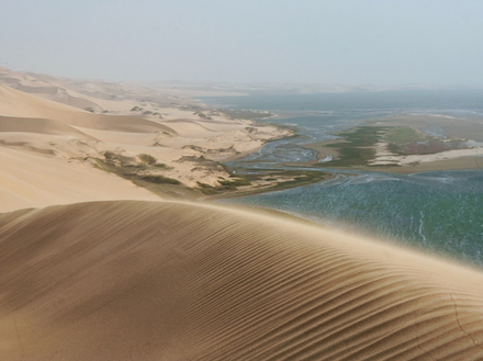Un lieu dans lequel le désert et l'océan se rencontrent et composent ensemble un décor digne des plus somptueux paysages. Un lieu dans lequel le désert et l'océan se rencontrent et composent ensemble un décor digne des plus somptueux paysages.