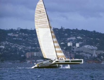 Le premier vainqueur de la Route du Rhum, Mike Birch, était le pilote de cette machine révolutionnaire à l'époque. Nautisme Article