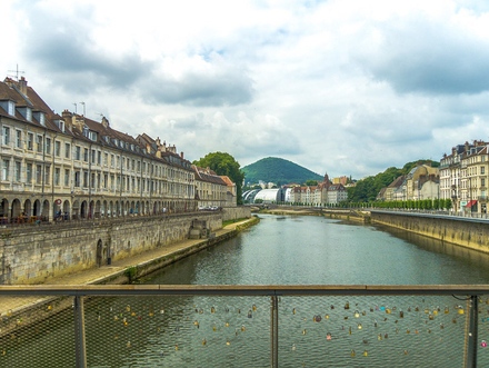 Le Quai Vauban à Besançon, sur les rives du Doubs. 