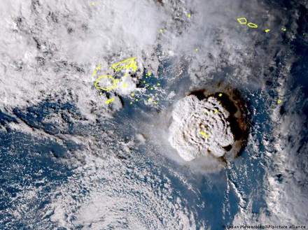 Photo satellite de l'éruption du volcan sous-marin Hunga Tonga, le 22 janvier 2022 Photo satellite de l'éruption du volcan sous-marin Hunga Tonga, le 22 janvier 2022