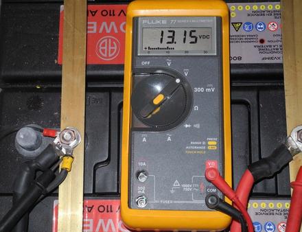 Contrôle de la tension des batteries Nautisme Article