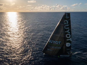 GUYOT environnement - Team Europe a démâté, tous les membres de l'équipage sont en sécurité