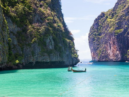 Plus petite, sa voisine Koh Phi Phi Leh est connue du monde entier depuis que Maya Bay a servi de décor naturel au film La Plage avec Leonardo DiCaprio. Plus petite, sa voisine Koh Phi Phi Leh est connue du monde entier depuis que Maya Bay a servi de décor naturel au film La Plage avec Leonardo DiCaprio.