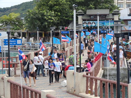Tonsai Pier : les touristes viennent ici par milliers chaque année pour embarquer à la dévouverte de la baie et de ses paysages incroyables. Tonsai Pier : les touristes viennent ici par milliers chaque année pour embarquer à la dévouverte de la baie et de ses paysages incroyables.
