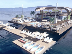 Malgré la polémique, la plage flottante Canua Island arrivée au large de la Côte d'Azur