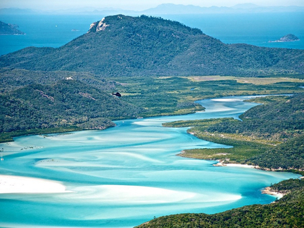 À voilier, en yacht, kayak ou autres embarcations, la navigation dans les îles whitsundays est tout ce qu'il y a de plus agréable. 