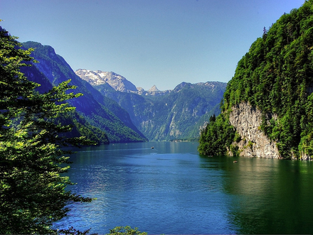 Sous forme de fjord, le lac de Königsee est entouré d'immenses parois quasi verticales faites de roches escarpées. Sous forme de fjord, le lac de Königsee est entouré d'immenses parois quasi verticales faites de roches escarpées.