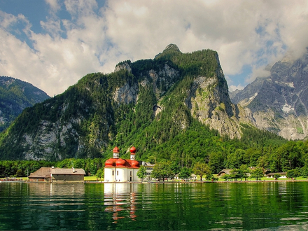 Sur les rives du Königsee, la péninsule de Hischau abrite la chapelle de St. Bartholomä, une église romaine et lieu de pèlerinage catholique. 