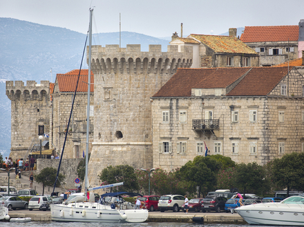 Le coeur de l'île réside dans sa vieille ville, où se dressent les impressionnantes fortifications médiévales. Le coeur de l'île réside dans sa vieille ville, où se dressent les impressionnantes fortifications médiévales.