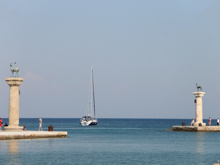 L'entrée du port est dominée par deux colonnes sur lesquelles sont posées deux sculptures de bronze représentants les symboles de la ville : le cerf et la biche.