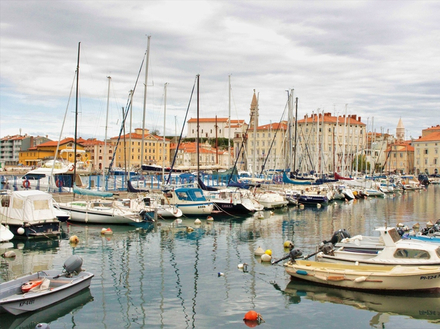 Les petits ports de pêcheurs encerclent la petite bourgade slovène aux rues pavées.  Les petits ports de pêcheurs encerclent la petite bourgade slovène aux rues pavées.