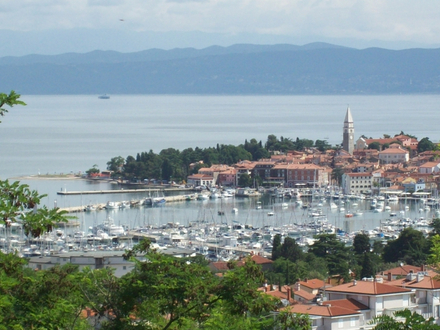 La marina d'Izola offre à ses plaisanciers 700 places pouvant accueillir des bateaux jusqu'à 40 mètres de long.