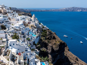 Grèce : des bénévoles nettoient les fonds marins au large de Santorin