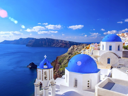 Petites maisons blanches et églises à coupole bleue, l'image de Santorin 