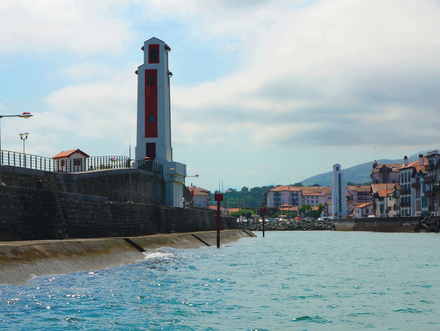 Entrée du port de Larraldenia en centre-ville