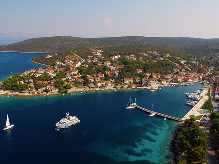 Vue sur la baie de Maslinica et sa marina