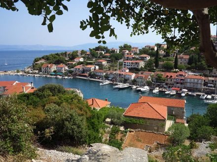 Stomorska, charmant petit port entouré de maisons de pierre