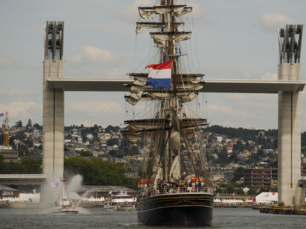 Arrivée du Stad Amsterdam au pont Gustave-Flaubert.  Arrivée du Stad Amsterdam au pont Gustave-Flaubert.