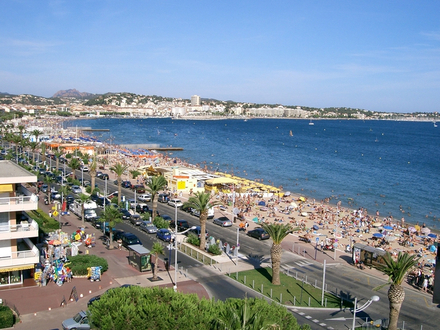 Frejus plage offre 1 km de rivage au sable fin, divise en plusieurs plages privées et publiques (Plage de la Republique, Plage des Sablettes, Plage du Capitole). Frejus plage offre 1 km de rivage au sable fin, divise en plusieurs plages privées et publiques (Plage de la Republique, Plage des Sablettes, Plage du Capitole).