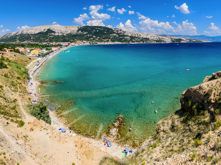 La plage Vela Plaza à Baska est dotée du drapeau bleu qui récompense la qualité et la propreté de l'eau. 