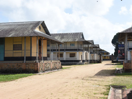 Albert Londres dit apr&egrave;s un reportage dans le d&eacute;partement,&laquo; les Fran&ccedil;ais ont mis l'enfer au paradis &raquo;. 