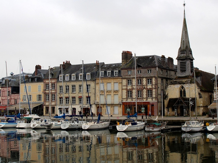 Le Musee de la Marinea droite sur la photo 