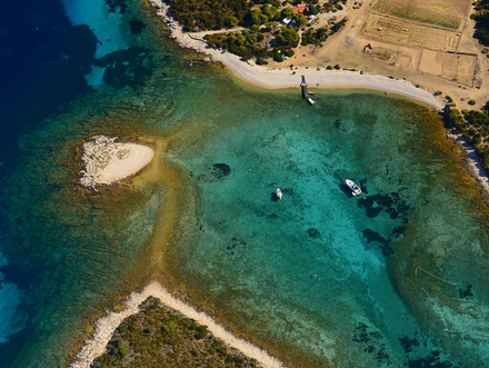 Cette petite île croate très sauvage ne compte qu'un seul habitant à l'année et hormis sa résidence, le reste de l'île est inhabité.