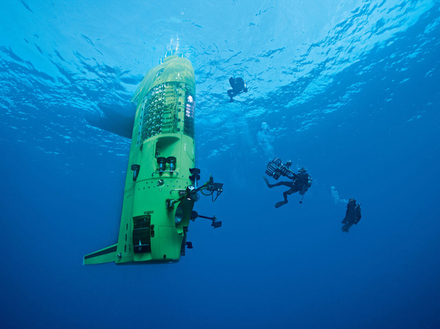 James Cameron a été le premier à aller aux fonds de la fosse des Mariannes seul à bord du Deepsea Challenge . 