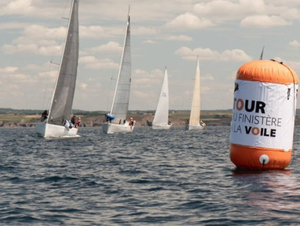 J-25 avant le départ du 37è Tour du Finistère à la voile