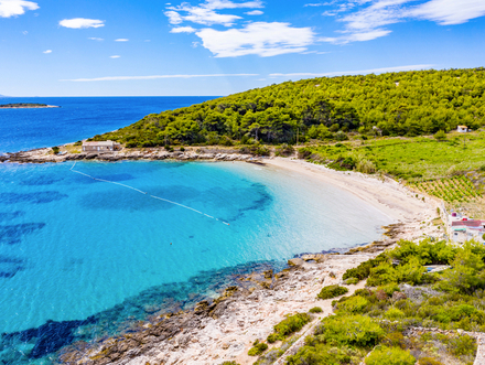 Juste en face de Budikovac se trouve la baie de Brgujac sur l'île de Vis, une jolie crique près du village de Rukavac. Au-dessus, ne manquez pas les magnifiques plages de sable de Zaglav et de Milna. 