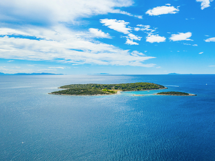 Si vous cherchez un superbe mouillage éloigné de la foule, ce paradis naturel est l'endroit parfait pour déconnecter ! 
