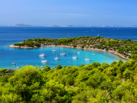 Les baies romantiques à l'ombre des pins de l'île de Murter sont parfaites pour faire du tourisme balnéaire. Ici, Kosirina