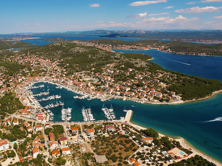 Connu pour son tournoi de pêche au gros, Jezera réunit début septembre sur l'île de Murter les meilleurs pêcheurs du monde 