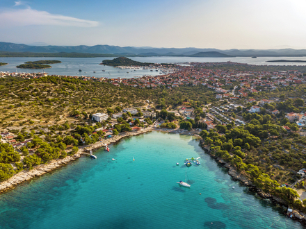 La baie de Slanica vous attend avec ses plages de sable, rares en Croatie, sur la partie ouest de l'île. La baie de Slanica vous attend avec ses plages de sable, rares en Croatie, sur la partie ouest de l'île.