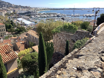 Vue sur le port depuis le Vieux Cannes Vue sur le port depuis le Vieux Cannes