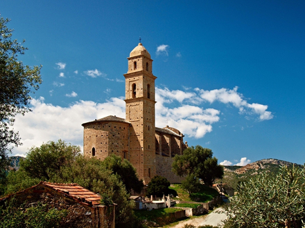 Le village de Patrimonio sur la route des Vins