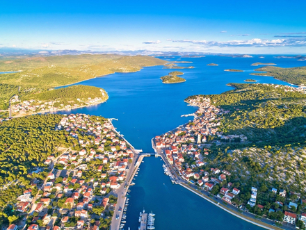 Murter n'est séparée du continent que par un canal d'une vingtaine de mètres et est donc accessible par un pont-levis à Tisno