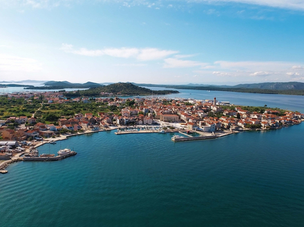 Betina regorge de charme avec sa place principale et son petit port sur la mer mais elle regorge aussi d'artisans avec son chantier naval qui est le plus ancien de l'Adriatique.