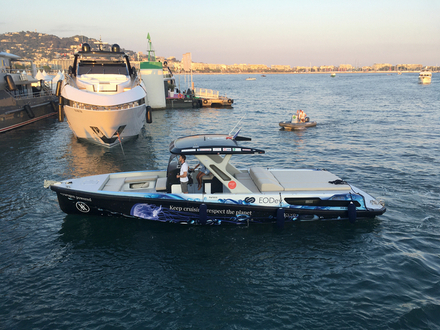 L'Hynova 40 a été le premier bateau à propulsion électro-hydrogène. Sa pile à hydrogène est issue d'une collaboration entre Toyota et EODev. L'Hynova 40 a été le premier bateau à propulsion électro-hydrogène. Sa pile à hydrogène est issue d'une collaboration entre Toyota et EODev.