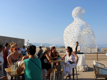 Nous proposons un bar éphémère situé sur les remparts, avec une vue imprenable sur la baie et le Cap d'Antibes, de mai à fin septembre, de 18 heures à minuit. 