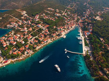 Le port de Maslinica. Le port de Maslinica.