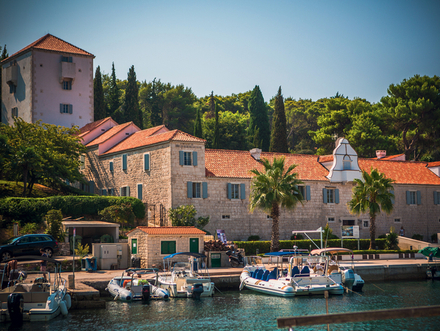 Maslinica, petit village de pêcheurs pittoresque. Maslinica, petit village de pêcheurs pittoresque.
