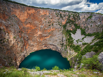 Le Lac Rouge, dans la région des lacs d'Imotski. Le Lac Rouge, dans la région des lacs d'Imotski.
