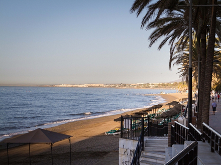 La plage de Marbella et sa promenade, au petit matin