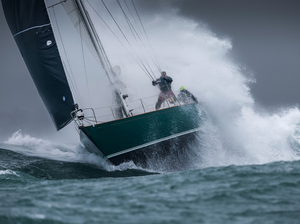 Une première nuit éprouvante pour la flotte de la Rolex Fastnet Race