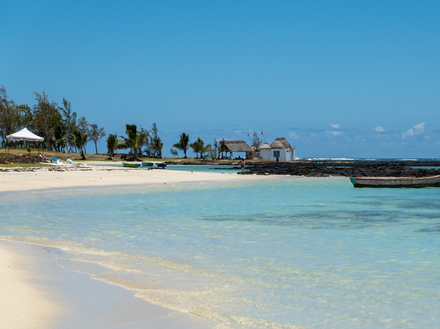Belle Mare s'étend sur 10 kilomètres et est de ce fait la plus longue plage de l'île ! Elle est bordée d'un lagon peu profond aux teintes émeraude et turquoise.