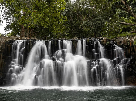 D'une hauteur raisonnable de 10 mètres, Rochester Falls est néanmoins la plus large de l'île ! D'une hauteur raisonnable de 10 mètres, Rochester Falls est néanmoins la plus large de l'île !