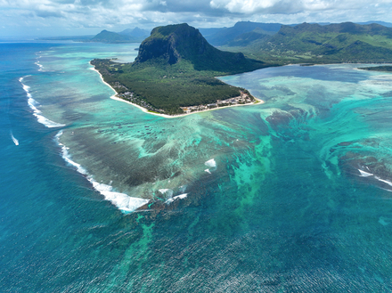 Si vous survolez la pointe Sud-Ouest de l'île, vous pourrez admirer cette magnifique curiosité naturelle. 