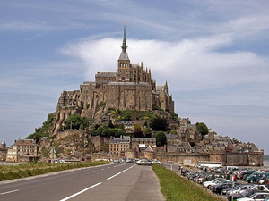 Le Mont-Saint-Michel cherche à mieux réguler le flot de touristes