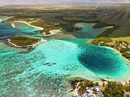 L'exceptionnel jardin corallien de Blue Bay d'une superficie de 353 hectares abrite une faune abondante et de nombreux coraux.